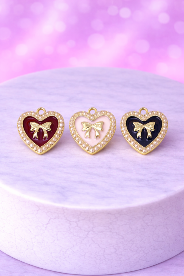 07f2a154-e053-4f57-84a7-b43e9c271650 Charms Cœur Nœud Rouge – Détail Élégant