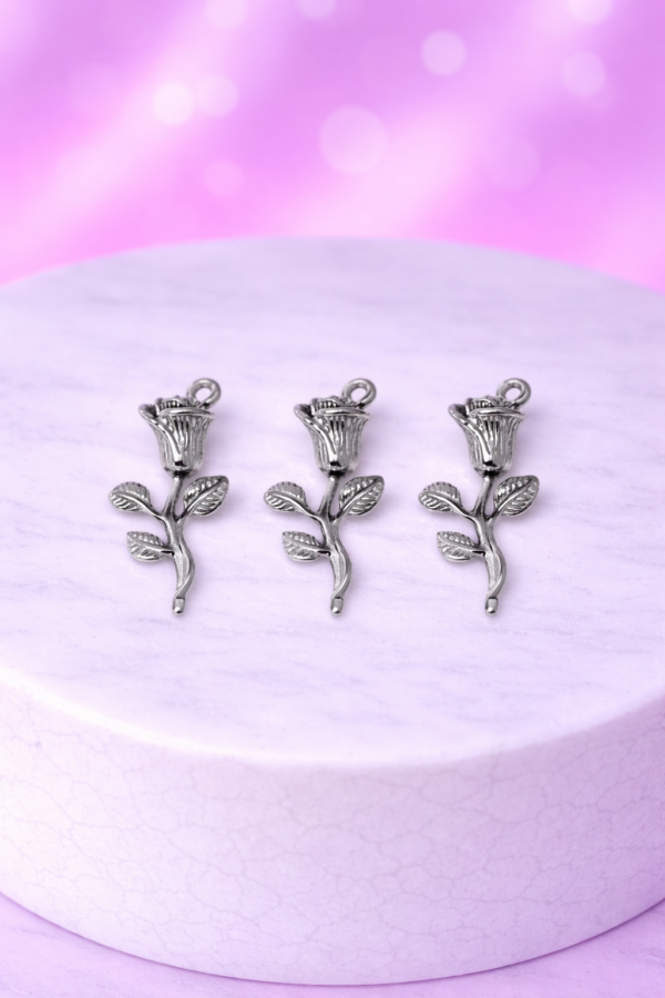 2bef10f2-e7bf-444d-8717-c2008f4191a3 Charms Clé Cœur Argentée – Symbole d’Amour et de Confiance