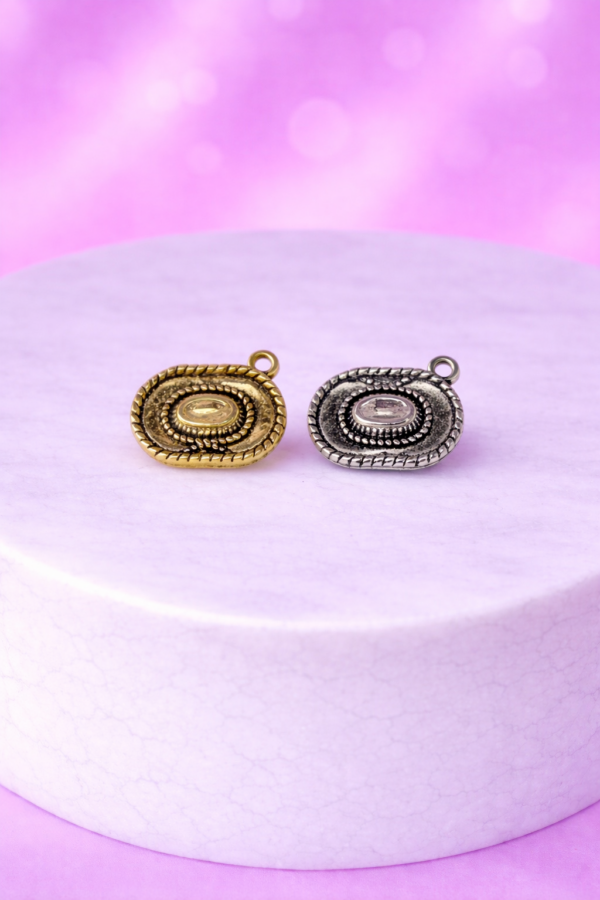 33746868-2b86-42cb-82c6-f2713f5d8373 Charms Chapeau de Cowboy – Argenté ou Doré – Esprit Western