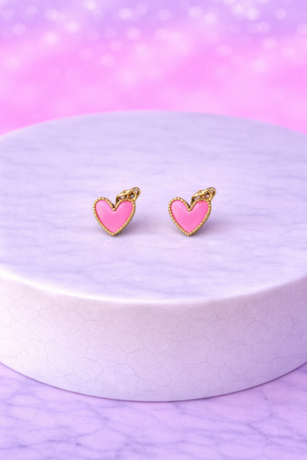 38da60c3-1437-4c68-a85f-4620b99ee259 Charms Cœurs Rose Émail – Finition Dorée