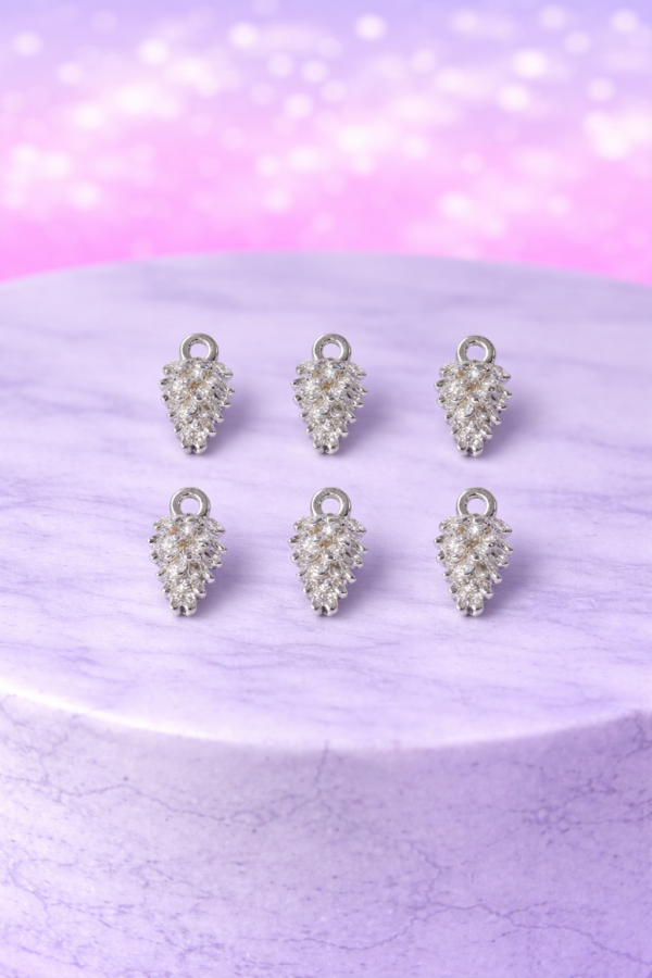 40c7e225-0f8a-4827-8f52-dd37069ba5ff Charms Pomme de Pin Argenté – Élégance Naturelle