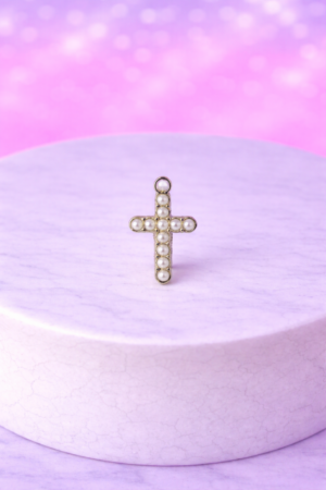 Charms Croix Perlée – Argenté – Symbole Élégant