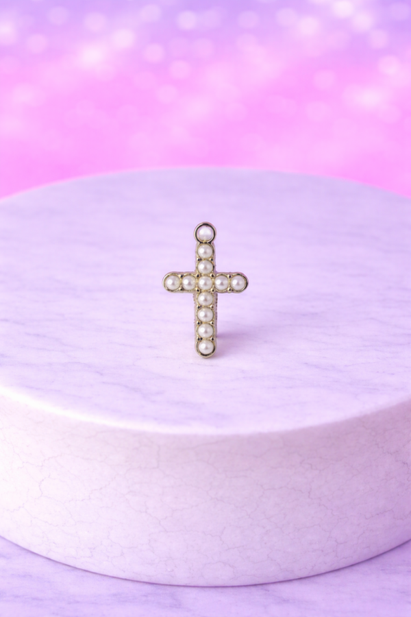 Charms Croix Perlée – Argenté – Symbole Élégant