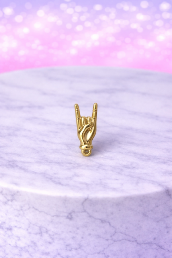 Charms Main Rock Dorée – Esprit Libre & Attitude