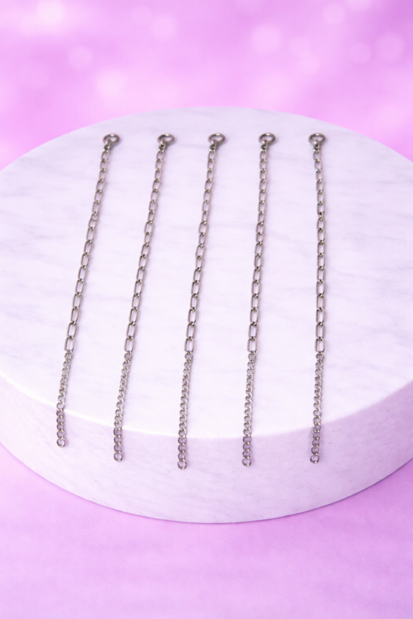 Chaîne Élancée Couleur Argentée à Maillons Allongés – Style Moderne