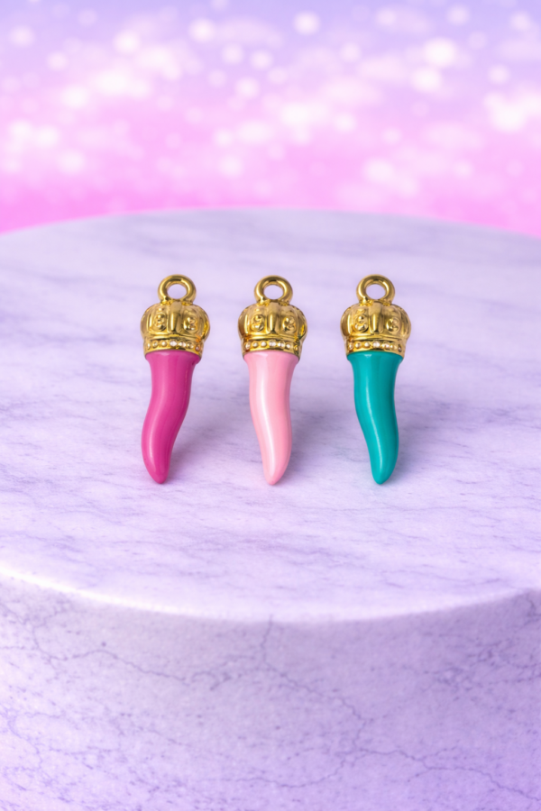 54bdfa76-f9ce-46da-b4ea-d69df1950a66 Charms Piment Doré – Chance, Protection & Couleur