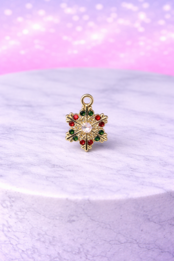 Charms Flocon Étoilé Multicolore – Éclat Festif & Magie d’Hiver
