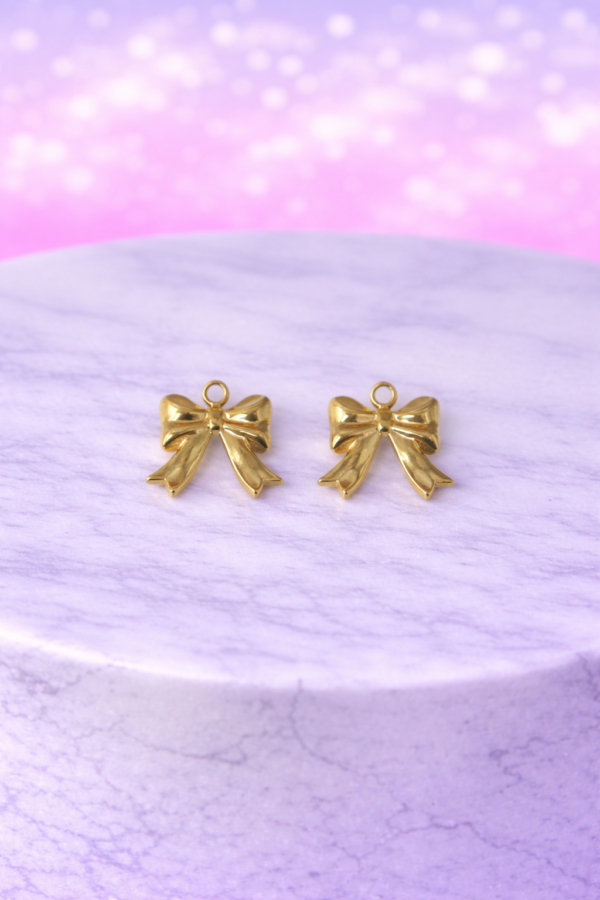 Charms Nœud Doré – Élégance Classique