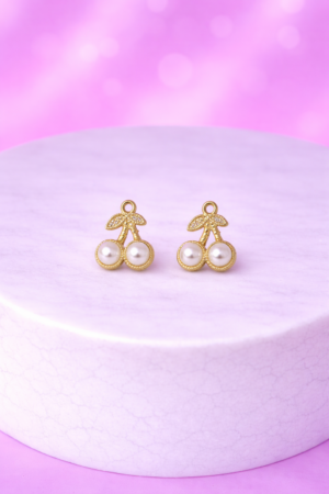 Charms Cerises Perles Blanches Dorées – Élégance Fruitée