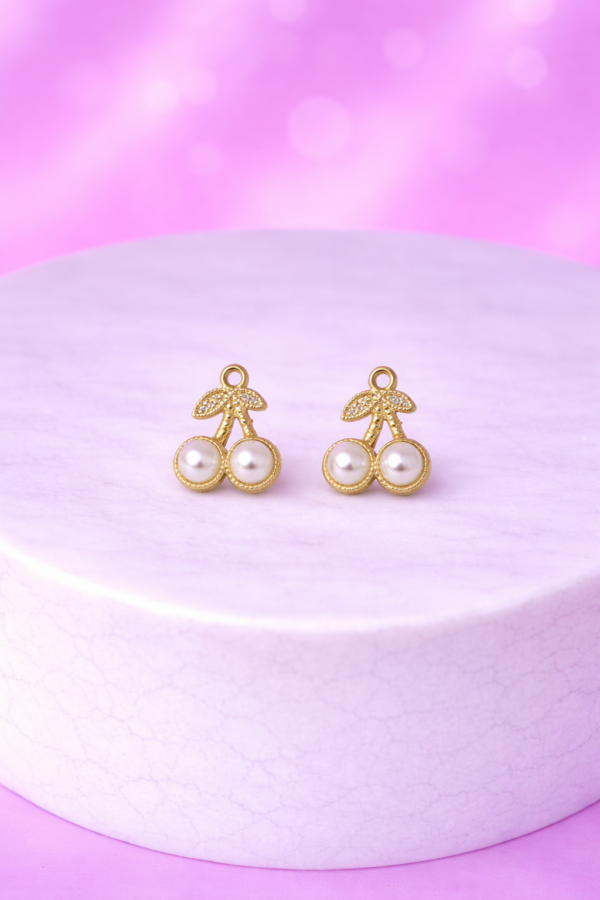 Charms Cerises Perles Blanches Dorées – Élégance Fruitée