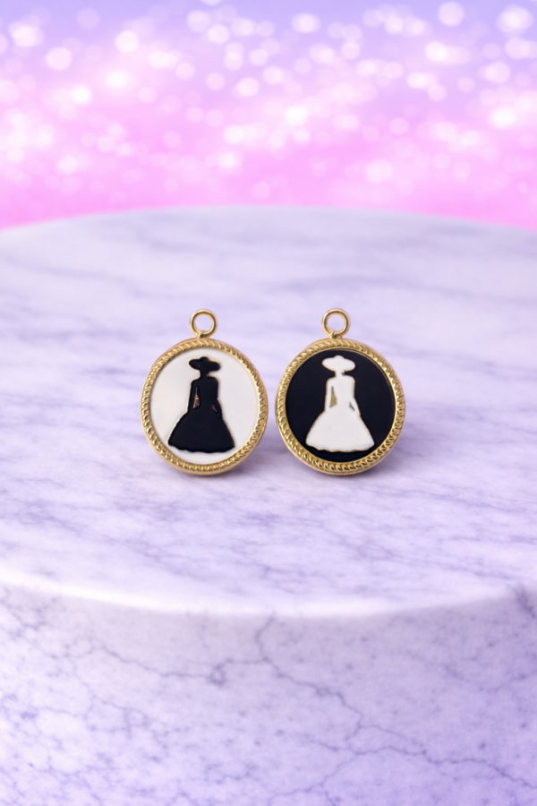 84f501c2-93f0-45cb-9ace-7c4eaecdc17f Charms Médaillon Silhouette Femme – Élégance Dorée