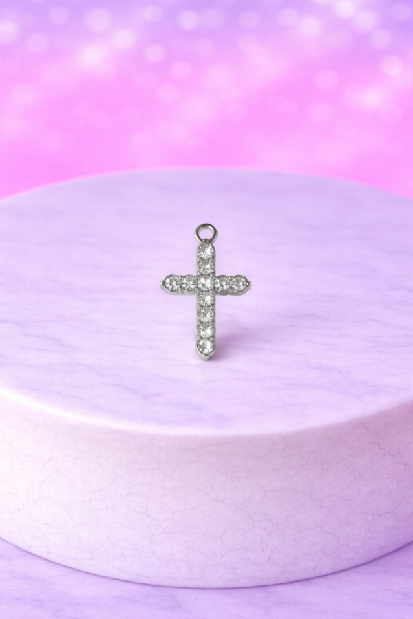 Charms Croix Strass – Argenté – Élégance Lumineuse