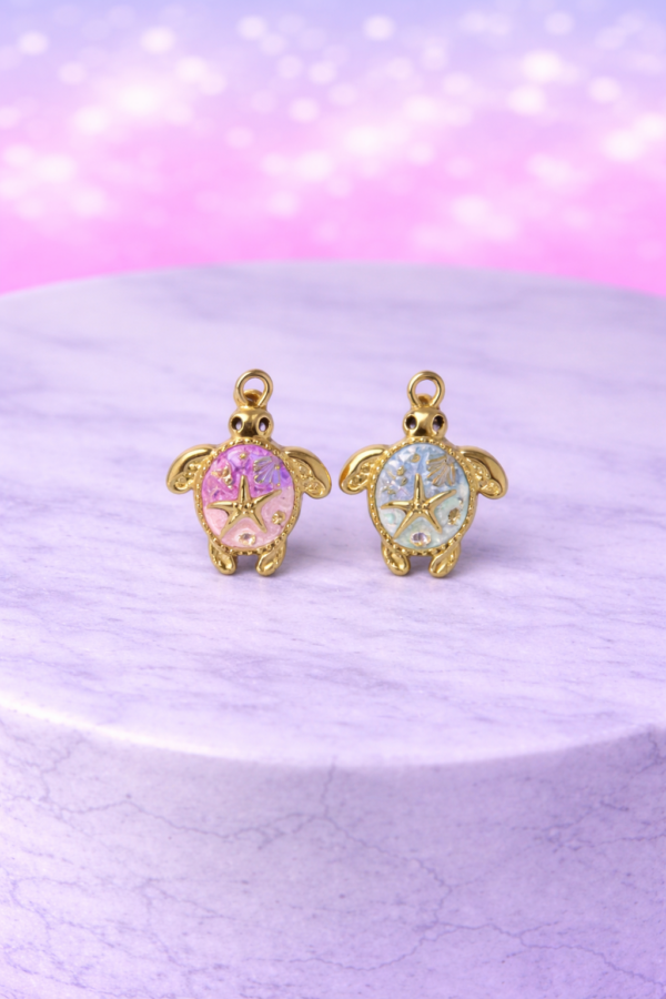 8f294362-298c-42ca-9997-03cea8a815fe Charms Tortue Dorée – Symbole de Protection et d’Évasion