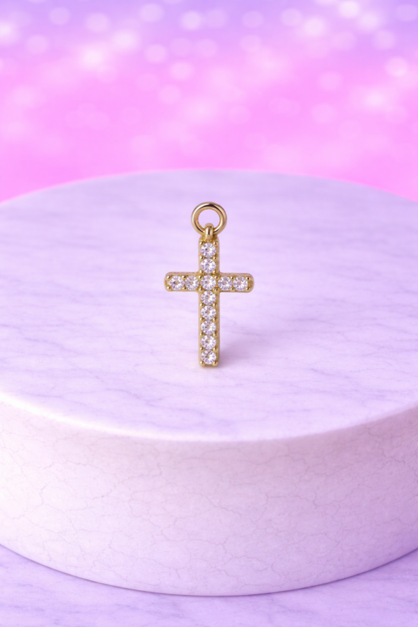 93a11cfa-ea01-43df-af59-d4e1774cf79b Charms Croix Strass Dorée – Foi, Lumière & Élégance