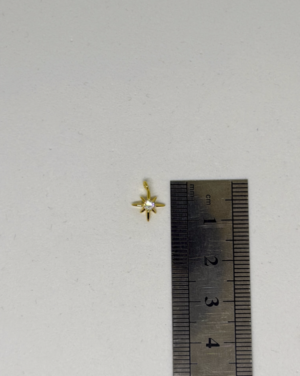 Charms Étoile du Nord Dorée – Strass Blanc Étincelant