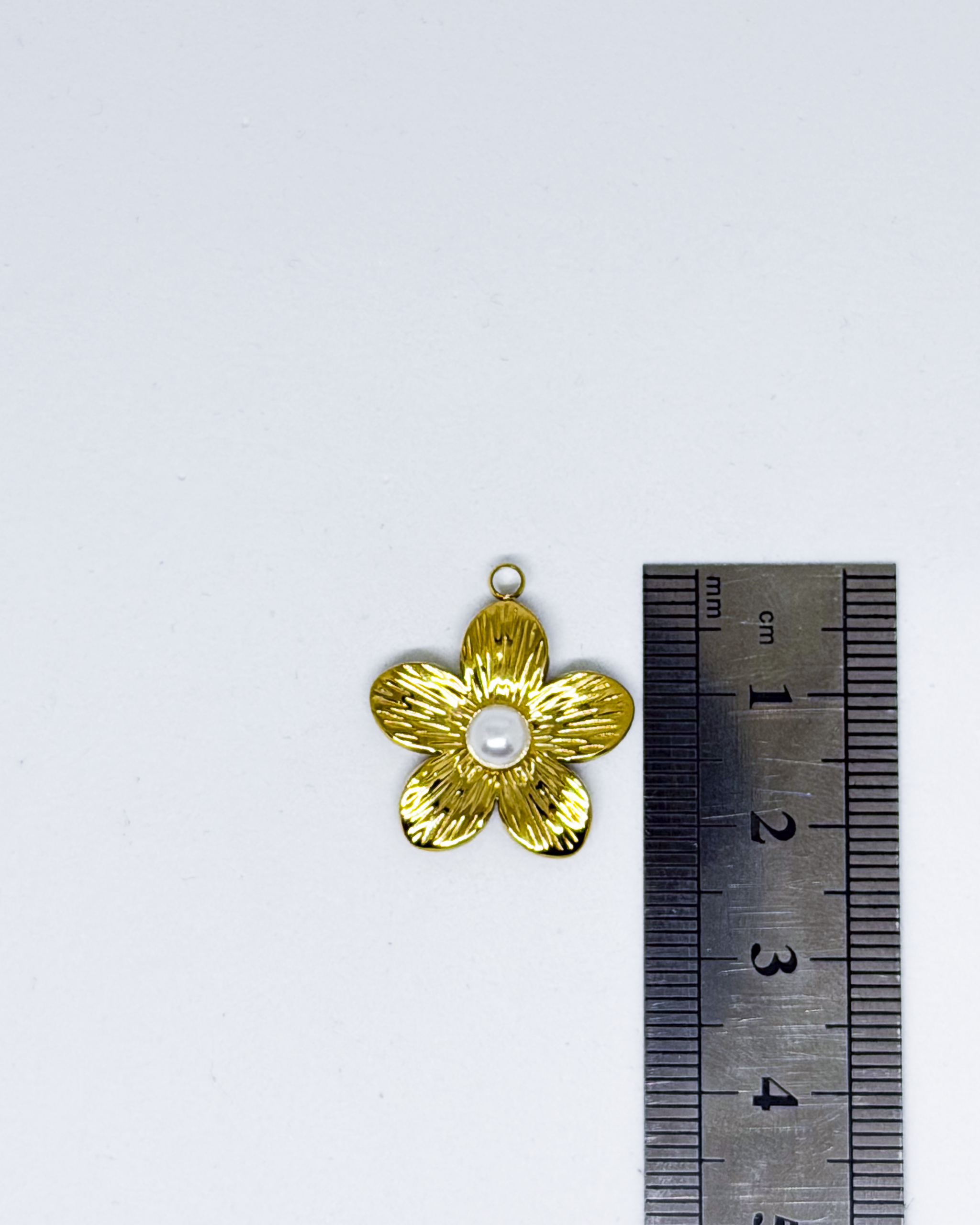 Charms Fleur Dorée Vintage avec Perle – Pendentif Élégant