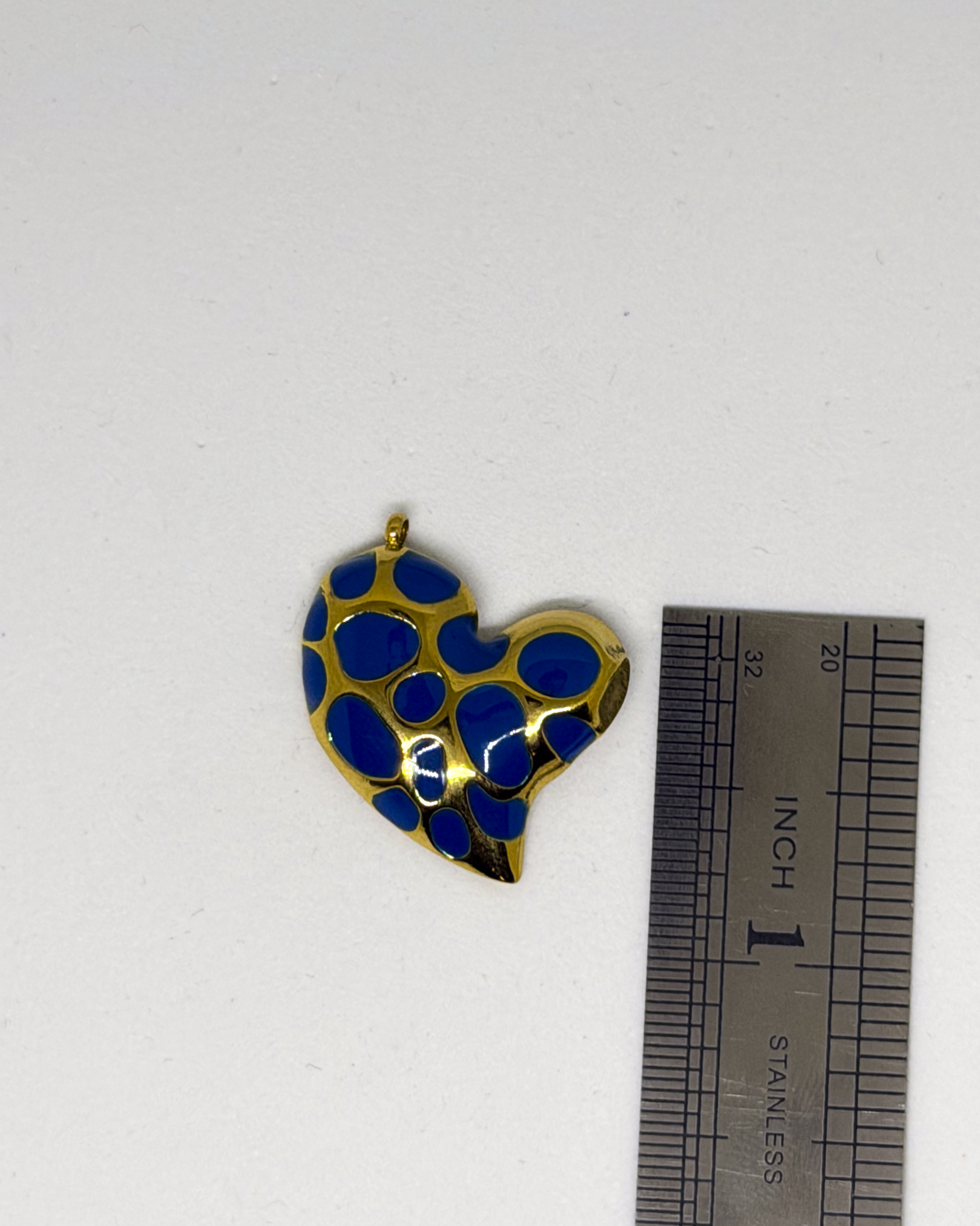 Charms 1 -133 Charms Cœur Émaillé Premium – Bleu ou Rouge – Finition Dorée