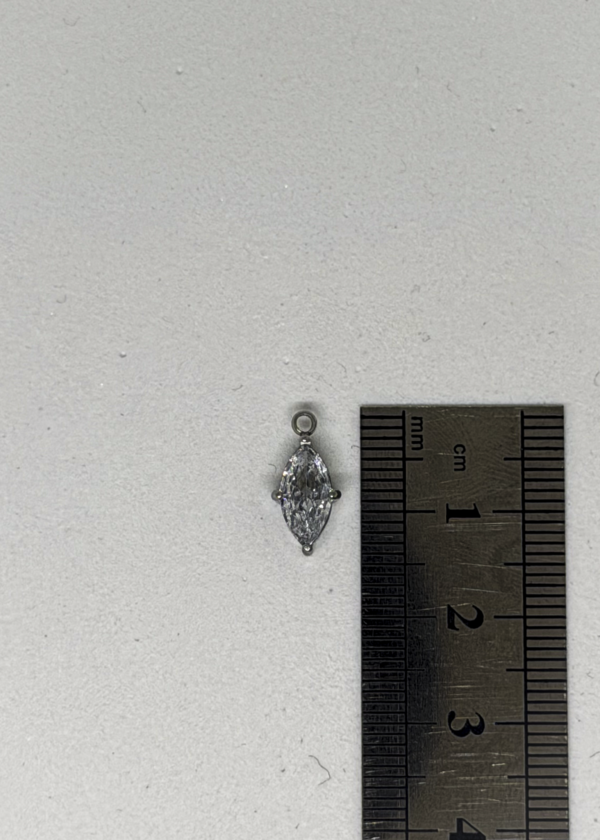 Charms Goutte de Cristal Argentée – Élégance & Brillance