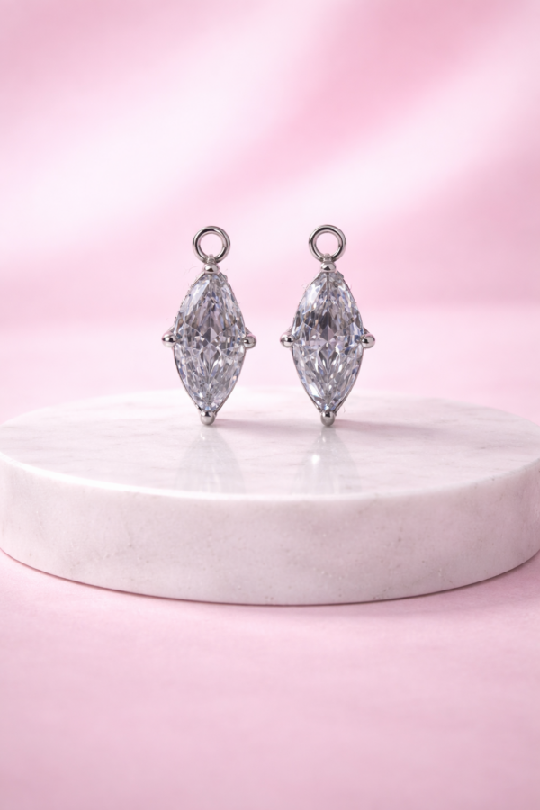 Charms Goutte de Cristal Argentée – Élégance & Brillance