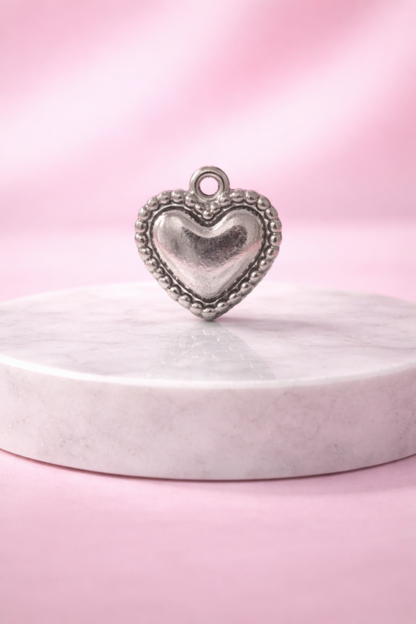 ChatGPT Image 19 déc. 2025, 16_54_26 Charms Cœur Argenté – Bordure Perles – Porte-Bonheur