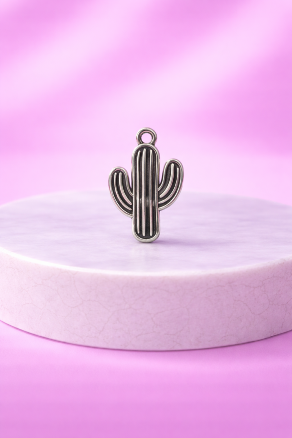 ChatGPT Image 19 déc. 2025, 18_37_27 Charms Cactus Élancé Argenté – Breloque Nature & Aventure