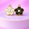 Charms Fleur Émaillée – Blanc ou Noir (Doré)