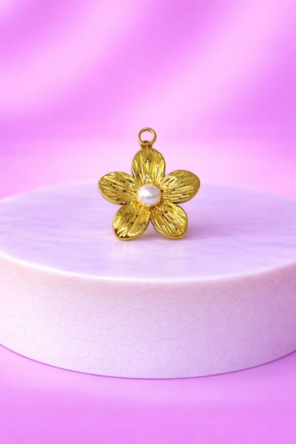 Charms Fleur Dorée Vintage avec Perle – Pendentif Élégant