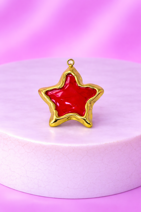 Charms Étoile Rouge – Finition Dorée Premium