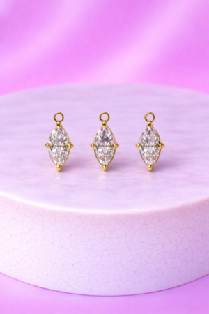 Charms Goutte Élégante en Strass Blanc – Doré