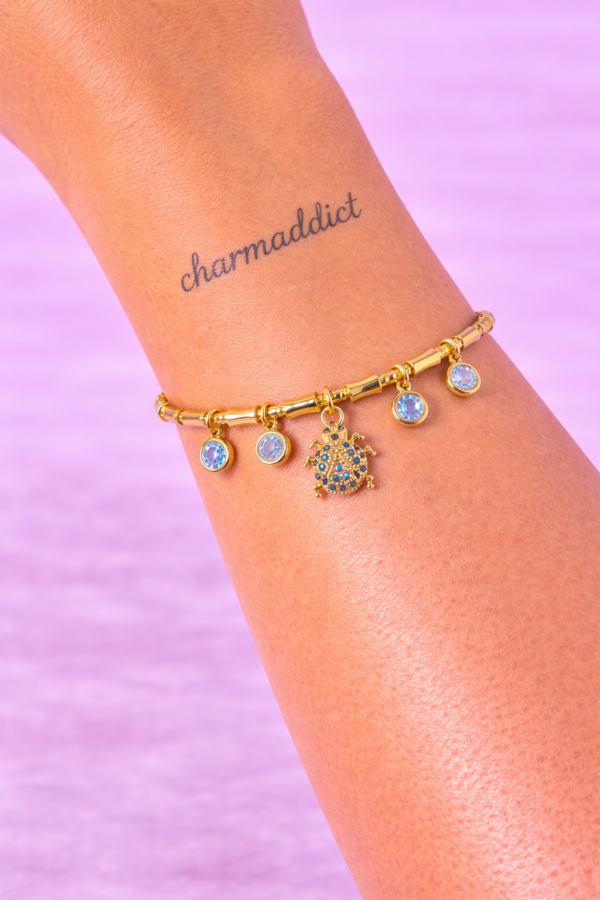 ChatGPT Image 21 déc. 2025, 03_23_42 Bracelet Doré Charms Protecteurs & Pierres Bleues