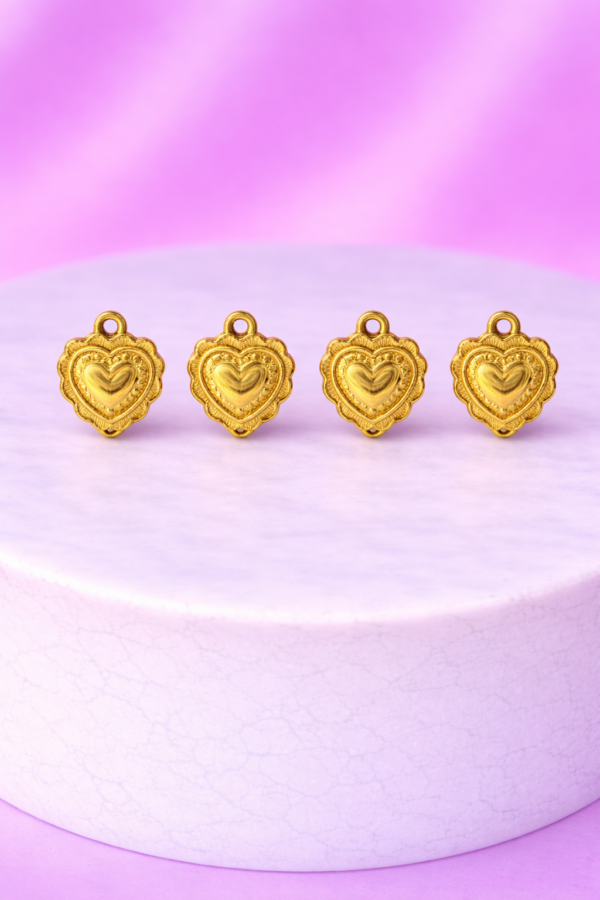 ChatGPT Image 21 déc. 2025, 05_48_02 Charms Cœur Baroque Doré – Détail Raffiné à Personnaliser