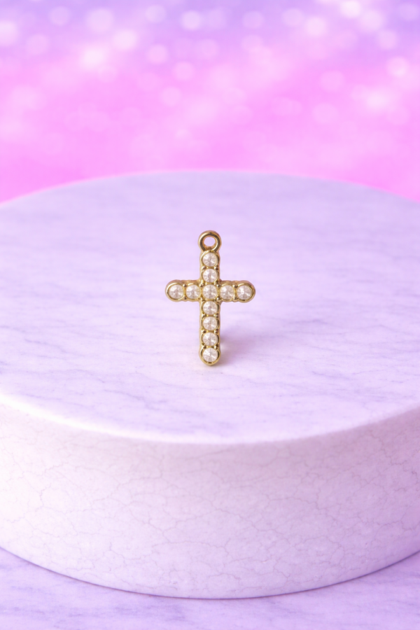 ac750d35-cc3c-4d62-8361-82f503d915f7 Charms Croix Dorée Ornée de Perles – Douceur, Foi & Élégance