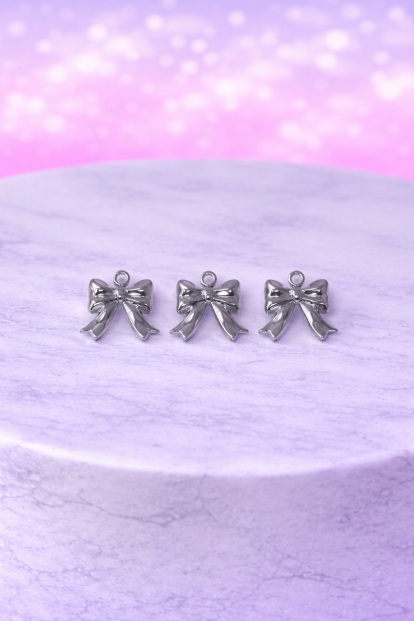 c815438d-6733-466a-81aa-d9265f8f7e83 Charms Nœud Élégant Argenté – Détail Chic