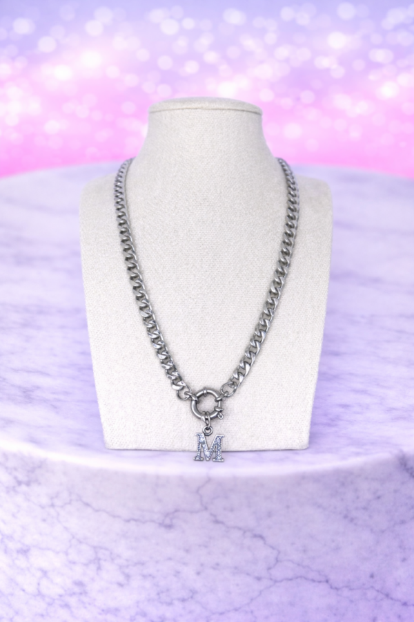 Collier chaîne argentée personnalisable – Lettre M | CharmAddict