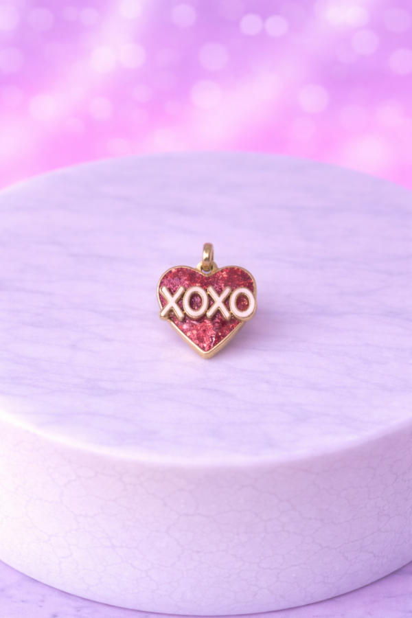 e3209cf5-eb8d-4f59-87ea-49a5a64c5e37-2 Charms Cœur XOXO – Message d’Amour Ludique et Tendance