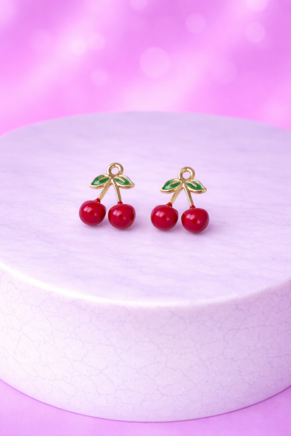 f0efe254-cc66-4e3e-8b61-b4822d94e2c8 Charms Cerises Rouges Dorées – Touche Fruitée