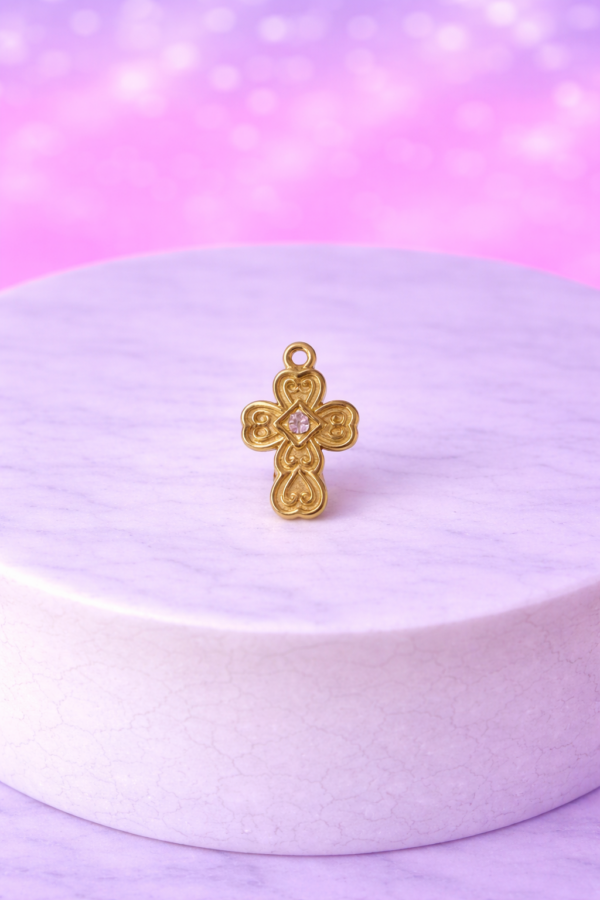 Charms Croix Dorée Cœurs Ajourés – Foi, Amour & Protection